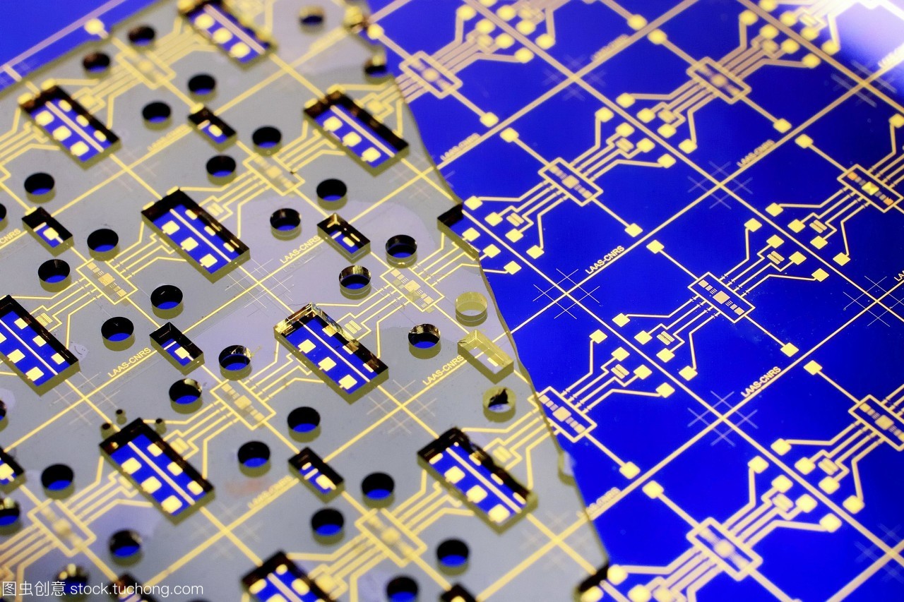 納米器件的發展。這是一種納米裝置的特寫,被稱為&ldquo;癌癥&rdquo;。電子電路板可以看到藍色,上面放一個塑料面具黃色,透明的。納米流體被放置在面罩上,并附著在電路板的裸露區域。目前正在研制一種抗癌藥物,以檢測包括癌癥腫瘤在內的微量生物標志物。生物標志物被用來檢測生物過程是否正常。法國圖盧茲國家科學研究中心cnrs拍攝的照片。